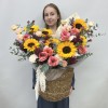 Осенняя композиция с подсолнухами и розами в кашпо